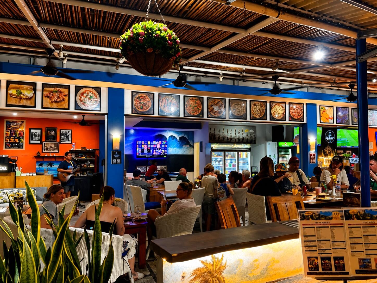 A busy evening in the Sun Shooters Bar & Grill dining room, Kerobokan